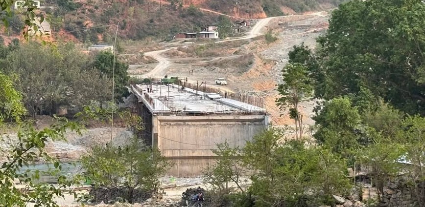 निर्माण नसकिदै भत्कियो तामाकोसी नदीमाथिको ठेडीखोलाको पुल