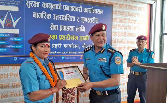 प्रसव ब्यथाले छट्पटाएकी महिला उद्धार गर्ने प्रहरी पुरस्कृत