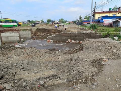 झापामा पूर्व-पश्चिम राजमार्गको डाइभर्सन बग्यो, यातायात संचालन बन्द