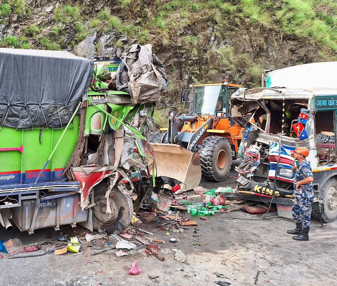 मुग्लिङ सडकमा दुई वटा ट्रक जुध्दा सात जना घाइते