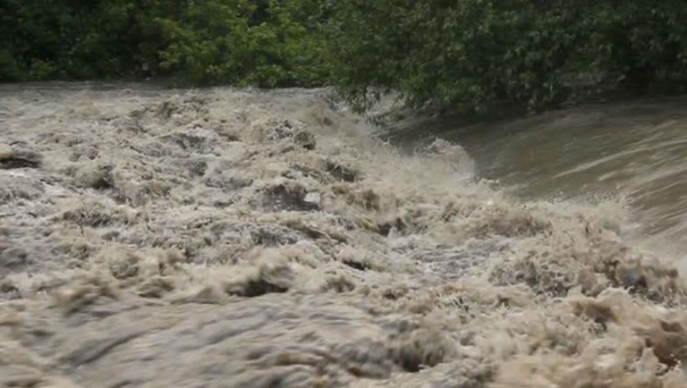 यात्रुवाहक बस बाढीले बगायो
