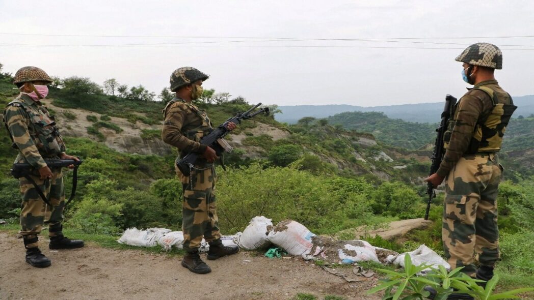 पाकिस्तानले सीमा रेखामा आक्रमण थालेपछि भारतीय सेना वायु, समुद्र र स्थलमा हाई अलर्ट