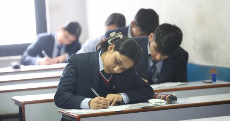 कक्षा १२ को परीक्षा सुरु, देशभरका १५९१ परीक्षा केन्द्रबाट परीक्षा दिँदै परीक्षार्थी