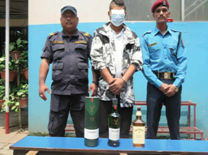 भाटभटेनीबाट ह्वीस्की चोर्ने विमल श्रेष्ठ पक्राउ