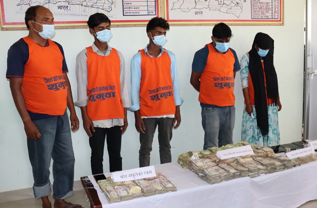 ठूलो परिमाणमा नगद र ब्राउनसुगरसहित ५ जना पक्राउ