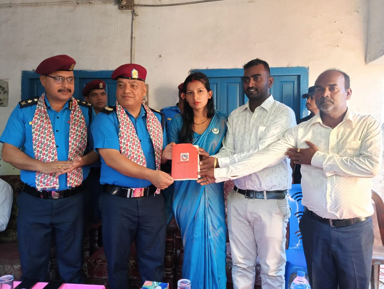 रङ्गेलीमा प्रहरी कार्यालयलाई जग्गा दिने दातालाई सम्मान