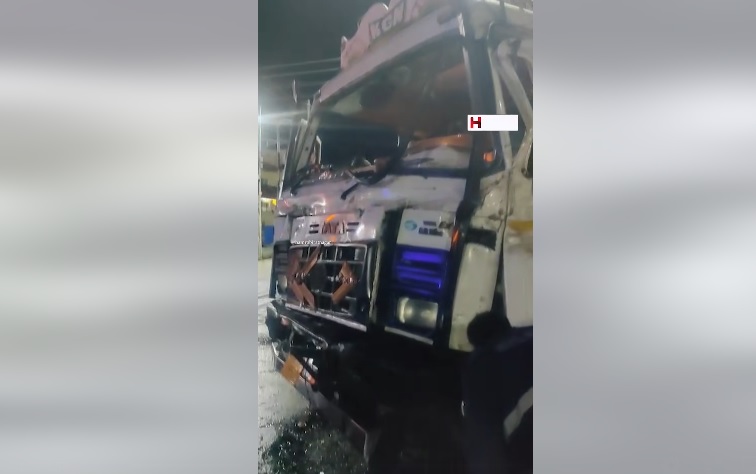 मध्यरातमा ट्रक र ट्यांकर ठोक्किदा विराटनगर बरगाछी चोकको स्तम्भ भत्कियो
