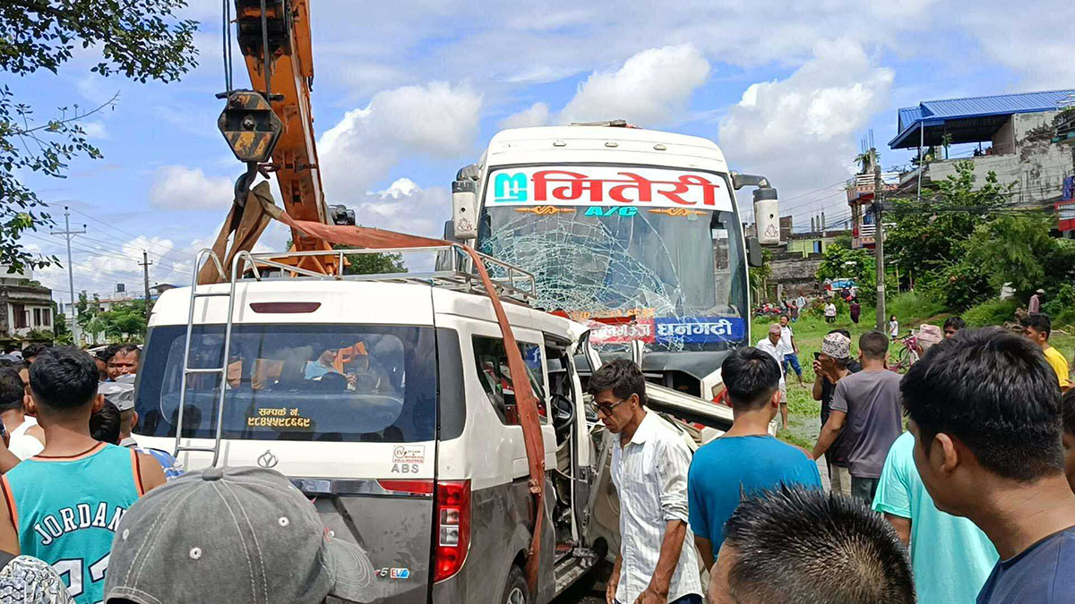 चितवनमा काकरभिट्टा आउंदै गरेको इभी बससंग जुध्दा सात जनाको मृत्यु, १८ घाइते