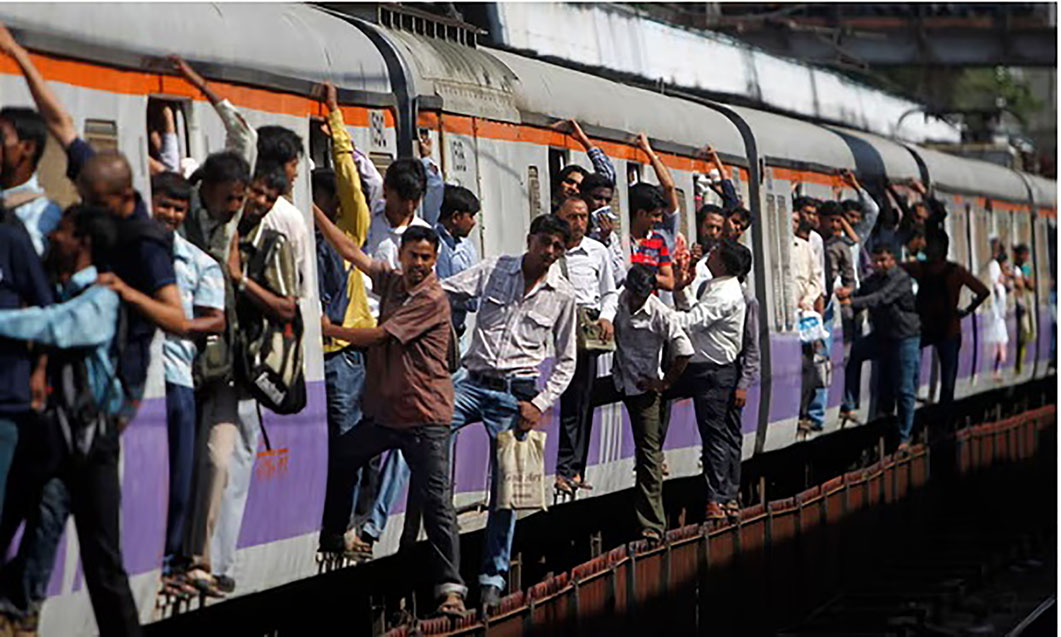 मुम्बईमा गुडिरहेकाे रेलबाट १० जना यात्रु खसे