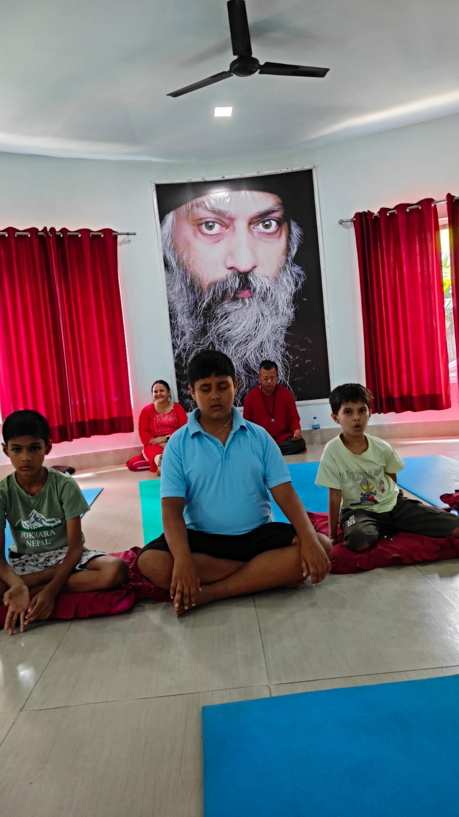 ओशो आश्रम विराटनगरमा ध्यान गरिरहेका बालबालिका