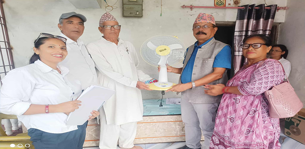 विराटनगरका ज्येष्ठ नागरिकलाई टेबल पङ्खा वितरण