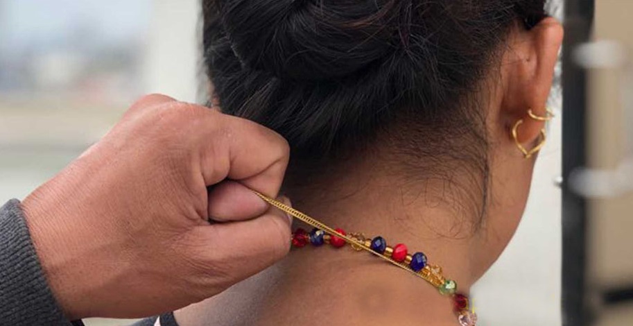 महिलाकाे  घाँटीबाट सुनको सिक्री थुतेर भाग्दै थिए, पक्राउ परे