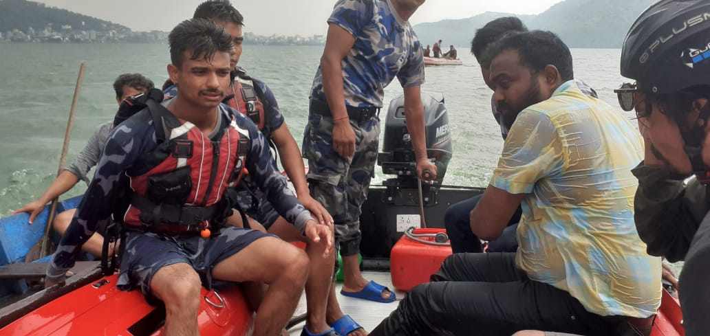 पोखरामा प्याराग्लाइडिङबाट खसेका चार जनाकाे फेवातालबाट उद्धार