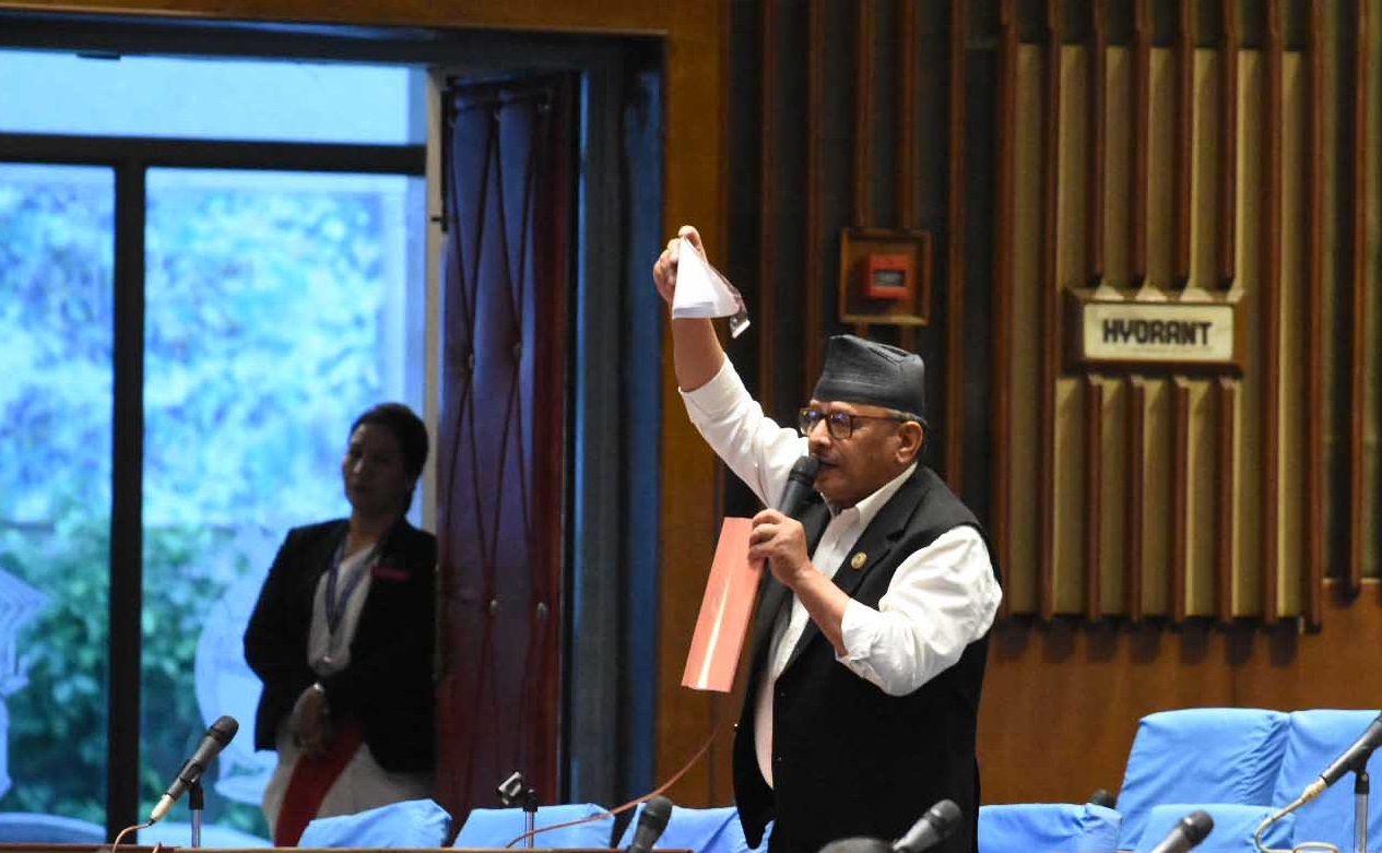 विनियोजनमा असन्तुष्ट नेकपा एसका सांसदले सदनमै च्याते बजेट पुस्तिका