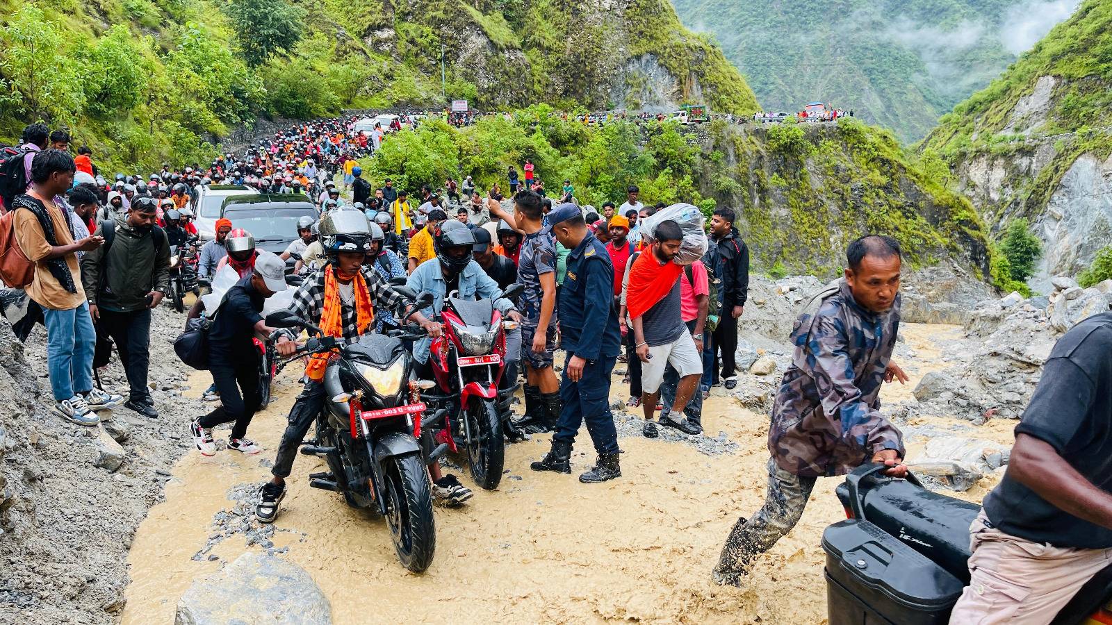 प्रहरीको सक्रियतामा अवरुद्ध सिद्धिचरण लोकमार्ग खुल्यो  (हेर्नुहोस तीन तस्बीर)