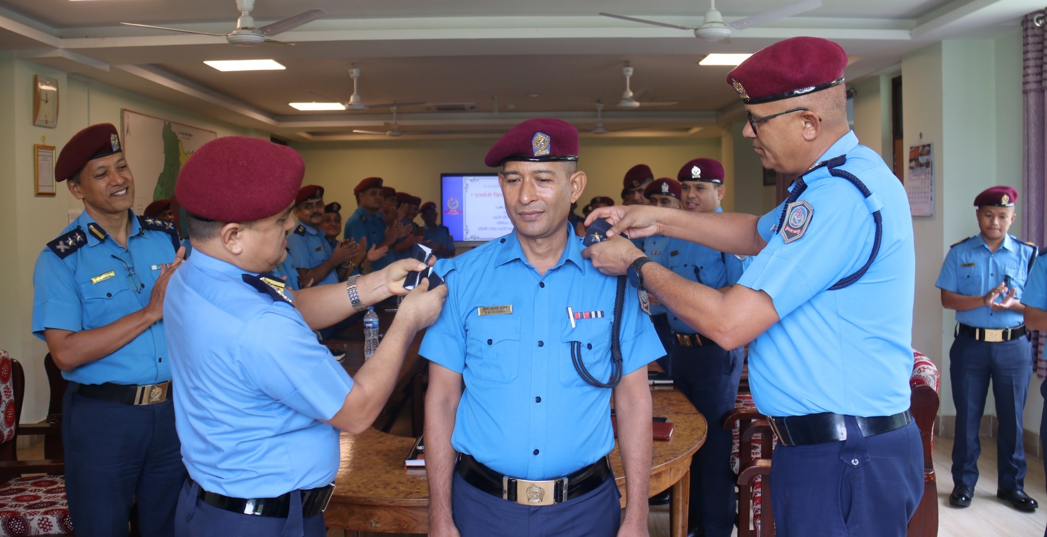 प्रहरी कर्मचारीलाई दर्ज्यानी चिन्ह प्रदान