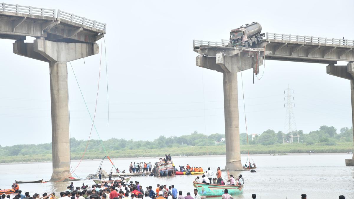 गुजरातमा पुल भत्किँदा पाँच सवारी नदीमा खसे, नौ जनाको मृत्यु