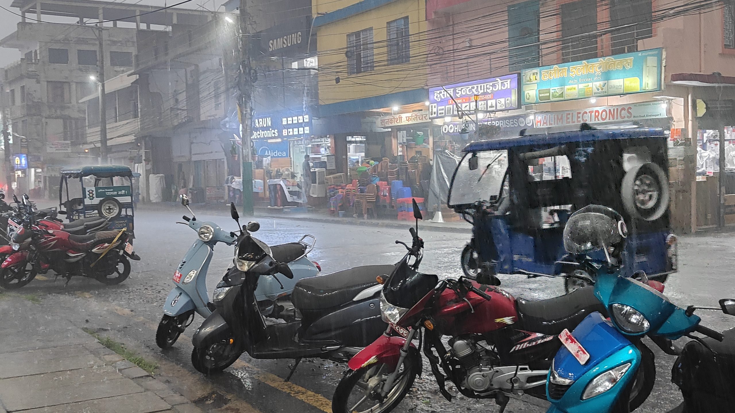 विराटनगरमा मुसलधारे वर्षा, गर्मीबाट राहत (तस्बिरहरु)
