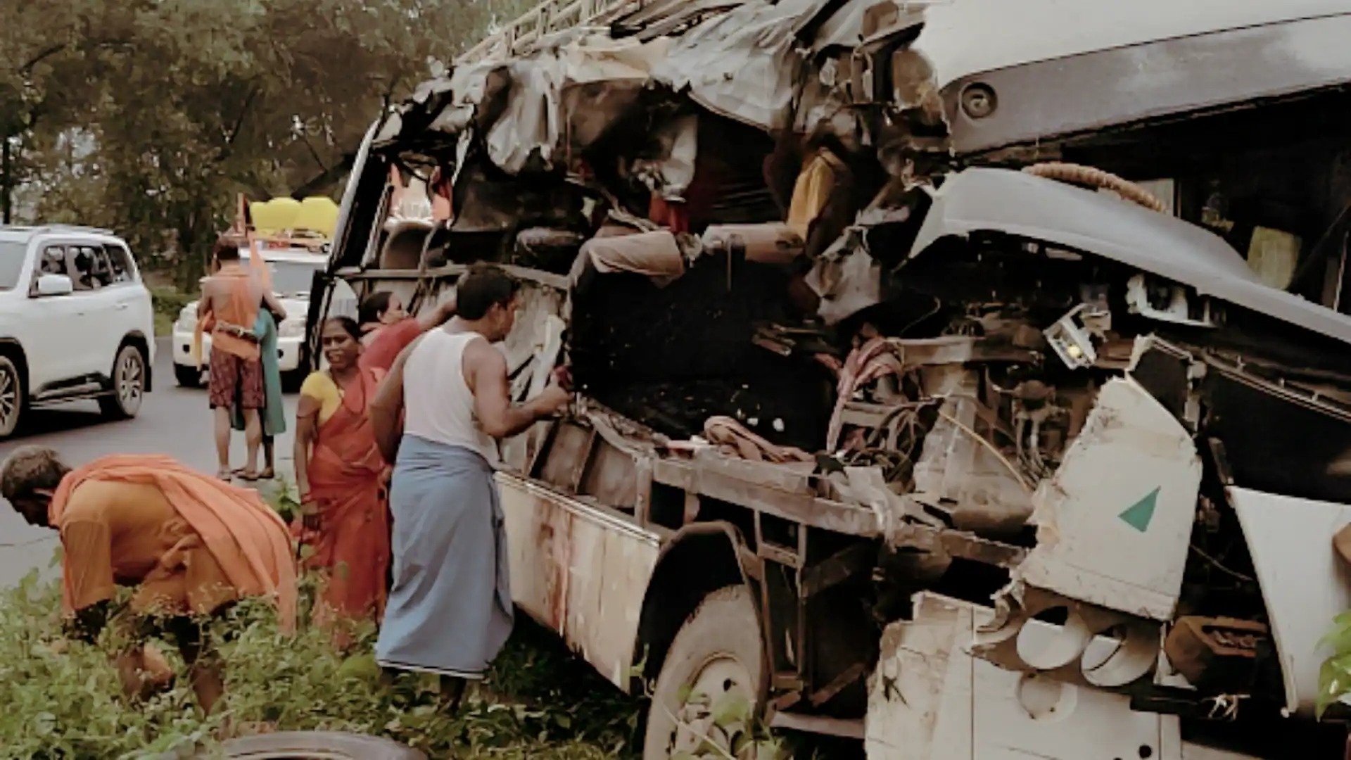 वैद्यनाथधाम जाँदै गर्दा बस र ट्रक ठोक्किँदा १८ कावंडियाको मृत्यु