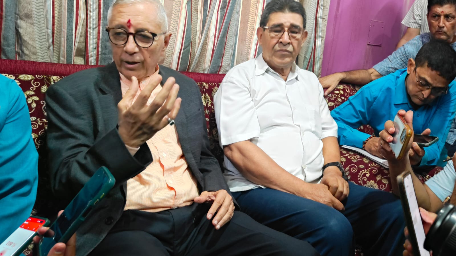 विराटनगर विमानस्थलमा डा. शेखर : म लुकेर छलफल गर्दिन, सभापतिले पनि घरमै बोलाएर गरे हुन्छ