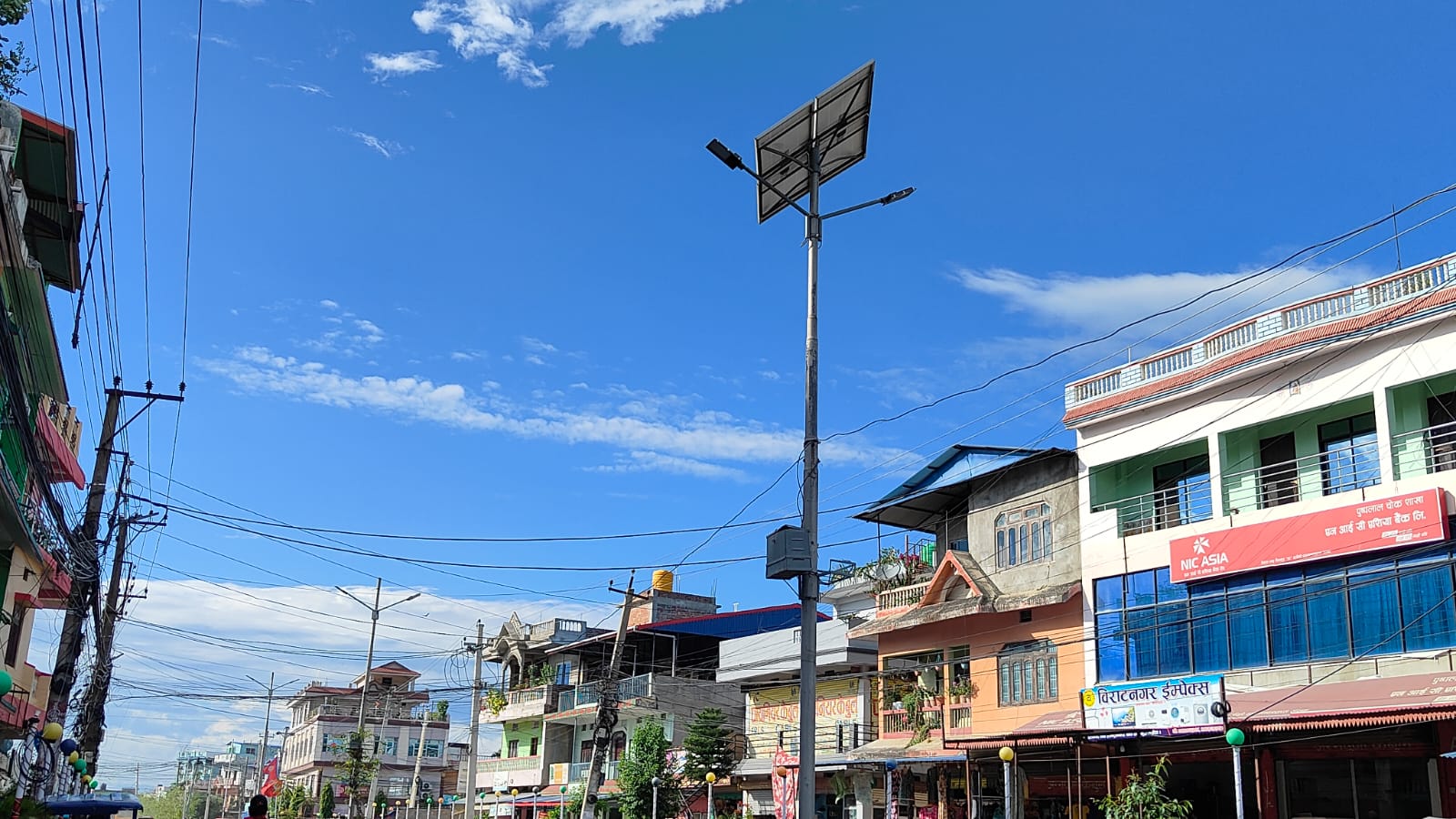 तीनपैनीदेखि पुष्पलाल चोकसम्म विद्युतीय बत्ती जडान हुँदै