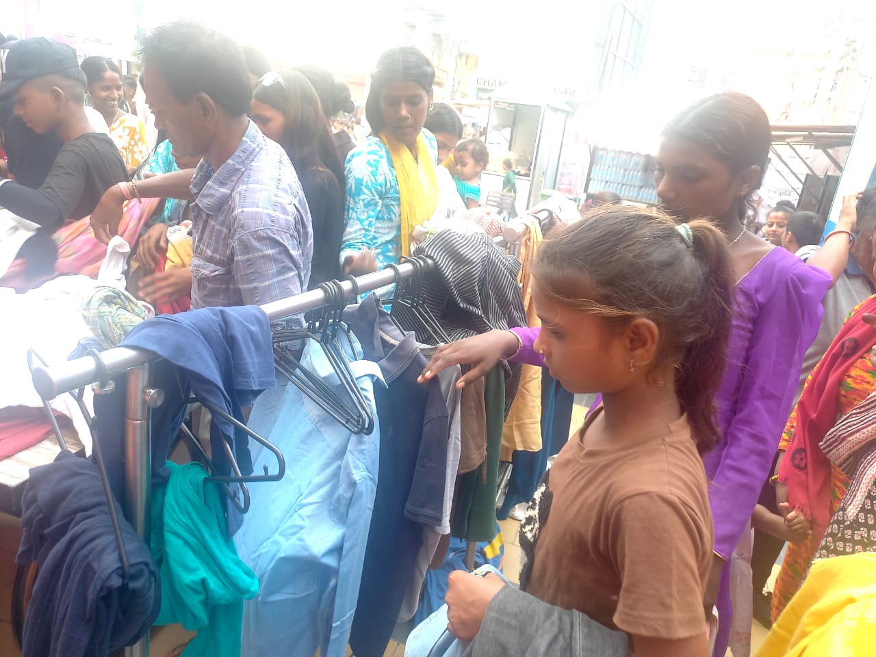 ‘चारिटी फर चेन्ज’ वस्त्र वितरण कार्यक्रम सम्पन्न: सेवा मात्र होइन, रोज्ने स्वतन्त्रतासमेत