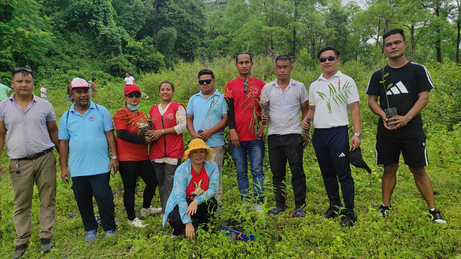 बिरुवा बोकेर जंगल छिरे वाइसिएल कार्यकर्ता