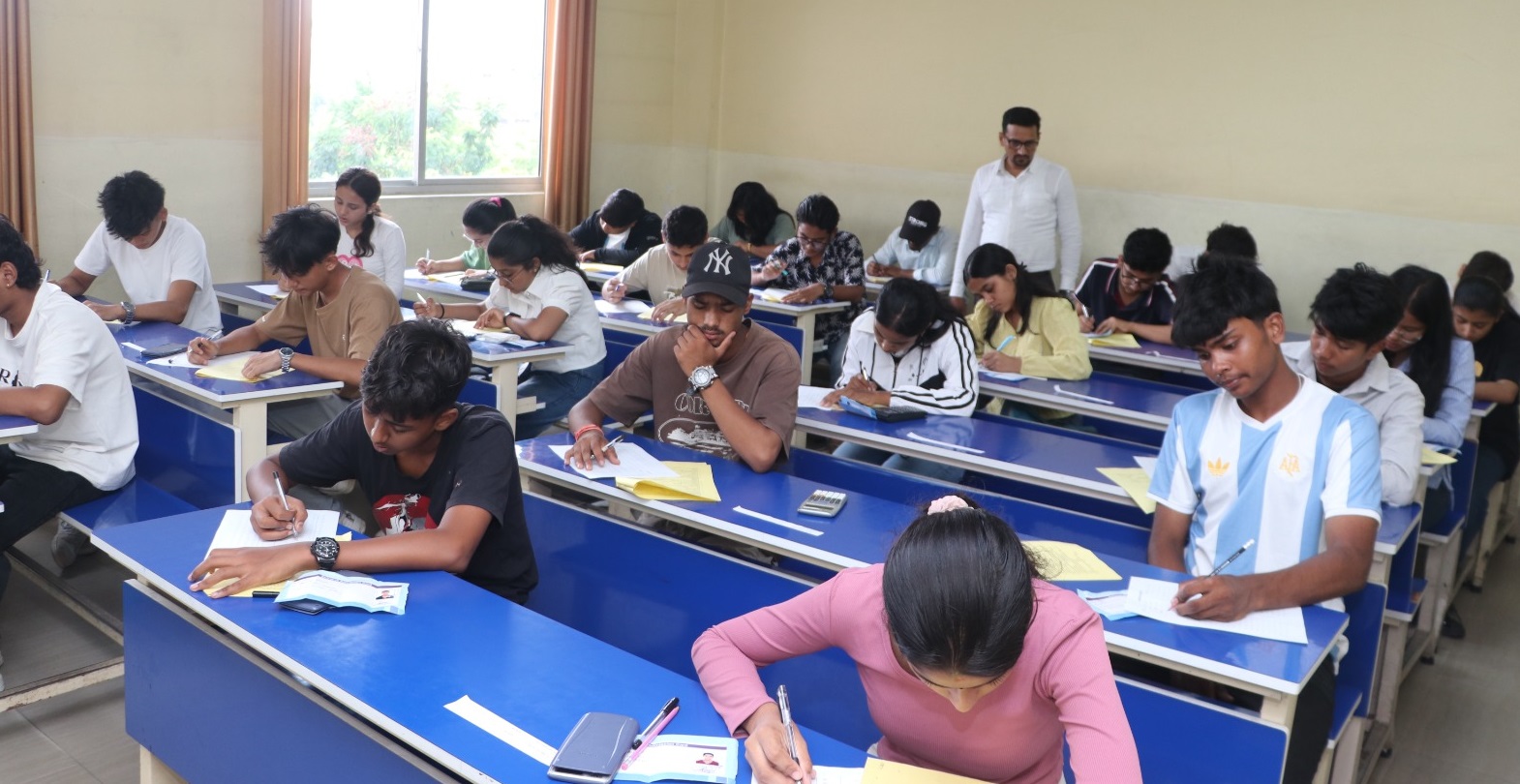 एभरेष्ट कलेजमा कक्षा ११ भर्नाका लागि ५१७ जना विद्यार्थीको प्रवेश परीक्षा