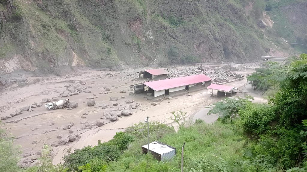 रसुवामा चीनतर्फबाट आएको बाढीले १८ जना बेपत्ता, ९ जनाको उद्धार