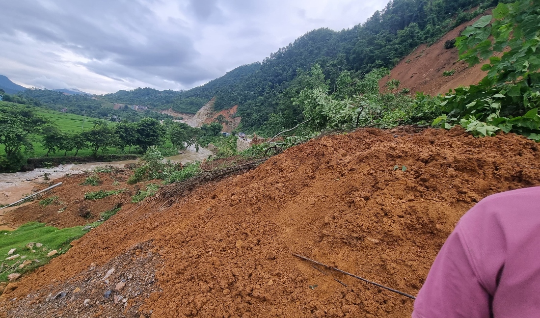 ताप्लेजुङमा पहिरोले घर पुरिँदा चारजना घाइते