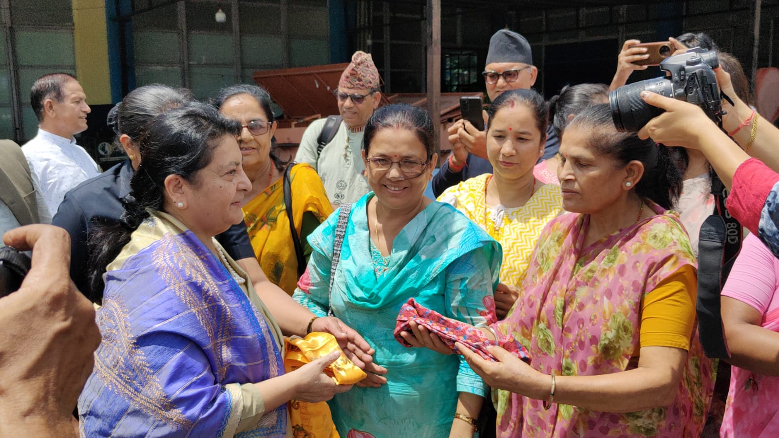 पूर्व राष्ट्रपति भण्डारीलाई स्वागत गर्न को-को पुगे विराटनगर विमानस्थल ? (तस्बिरहरु)