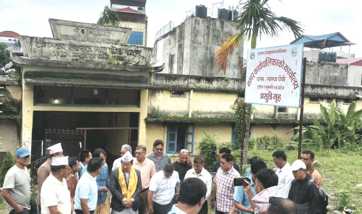 धरान अस्पतालमा प्रदेश मन्त्री, बीमा प्रथम बिन्दु दिलाउने