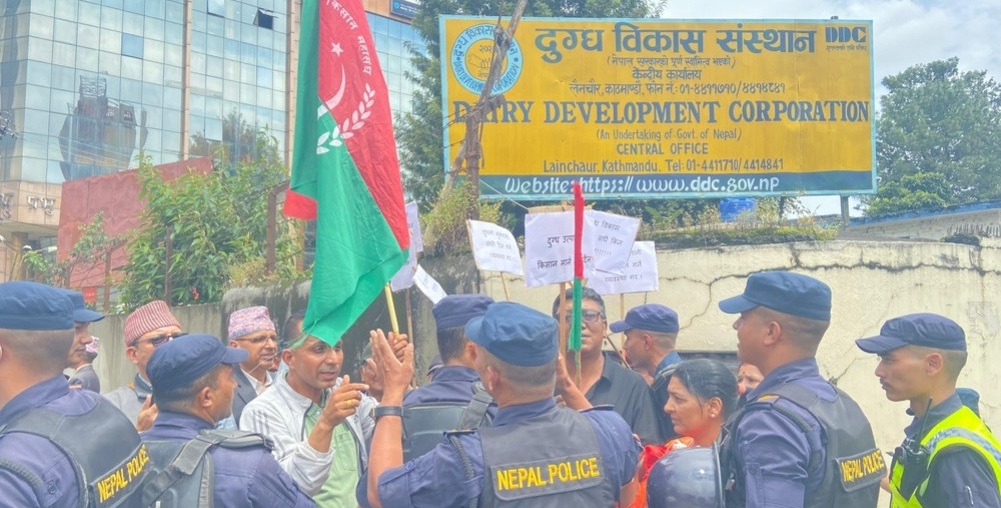 डीडीसीविरुद्ध किसान सडकमा , १ अर्ब बक्यौता भुक्तानीको माग