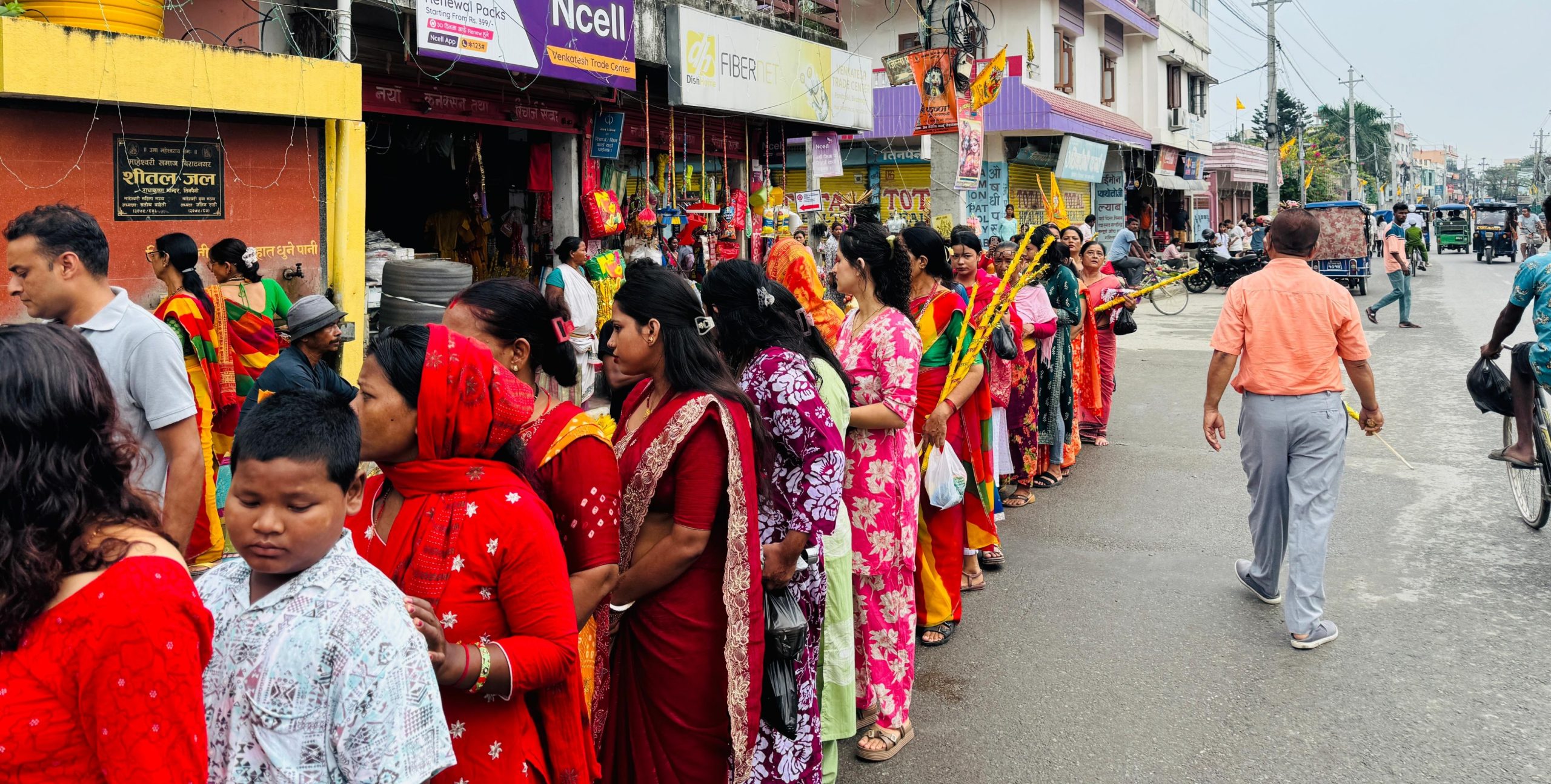 विराटनगरको राधाकृष्ण मन्दिरमा बिहानैदेखि भक्तजनहरुको घुँइचो (तस्बिरहरू)