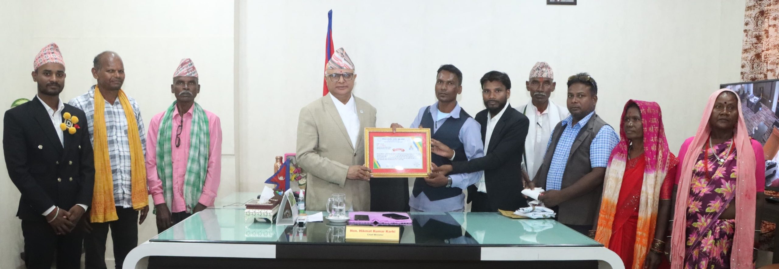 करम पूजा पर्व बिदाले खुसी भए उराँव समुदाय, कार्यकक्षमै पुगेर मुख्यमन्त्रीलाई सम्मान