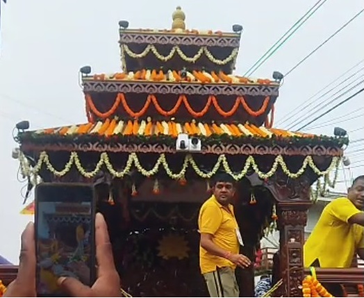 मन्दिरबाट तीनपैनी सडकमा निकालियो रथ, अब पूजा अर्चनको विधि शुरु हुँदै