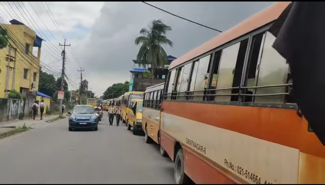 विराटनगरमा स्कुलका गाडी तेर्स्याएर प्याब्सनको विरोध