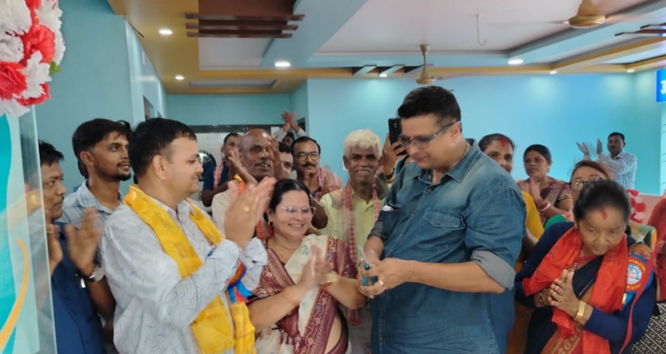 नयाँ अस्पतालमा मेयर नागेश कोइरालाले गरे दन्त परीक्षण
