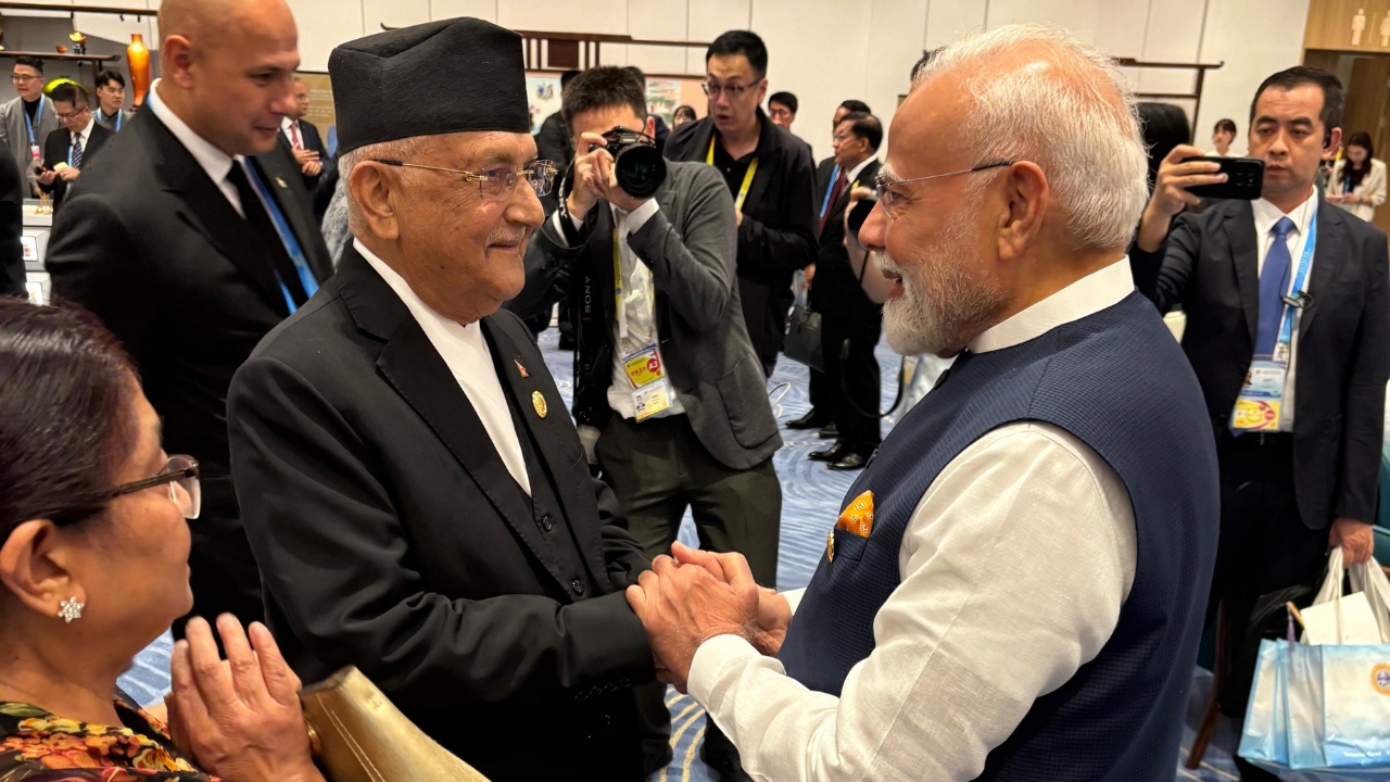 चीनमा ओली-मोदी भेट, खासै कुराकानी भएन