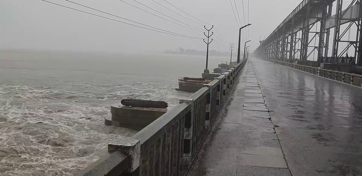 जल सतह बढेपछि राति नै खोलियो कोशी ब्यारेजका ३१ ढोका