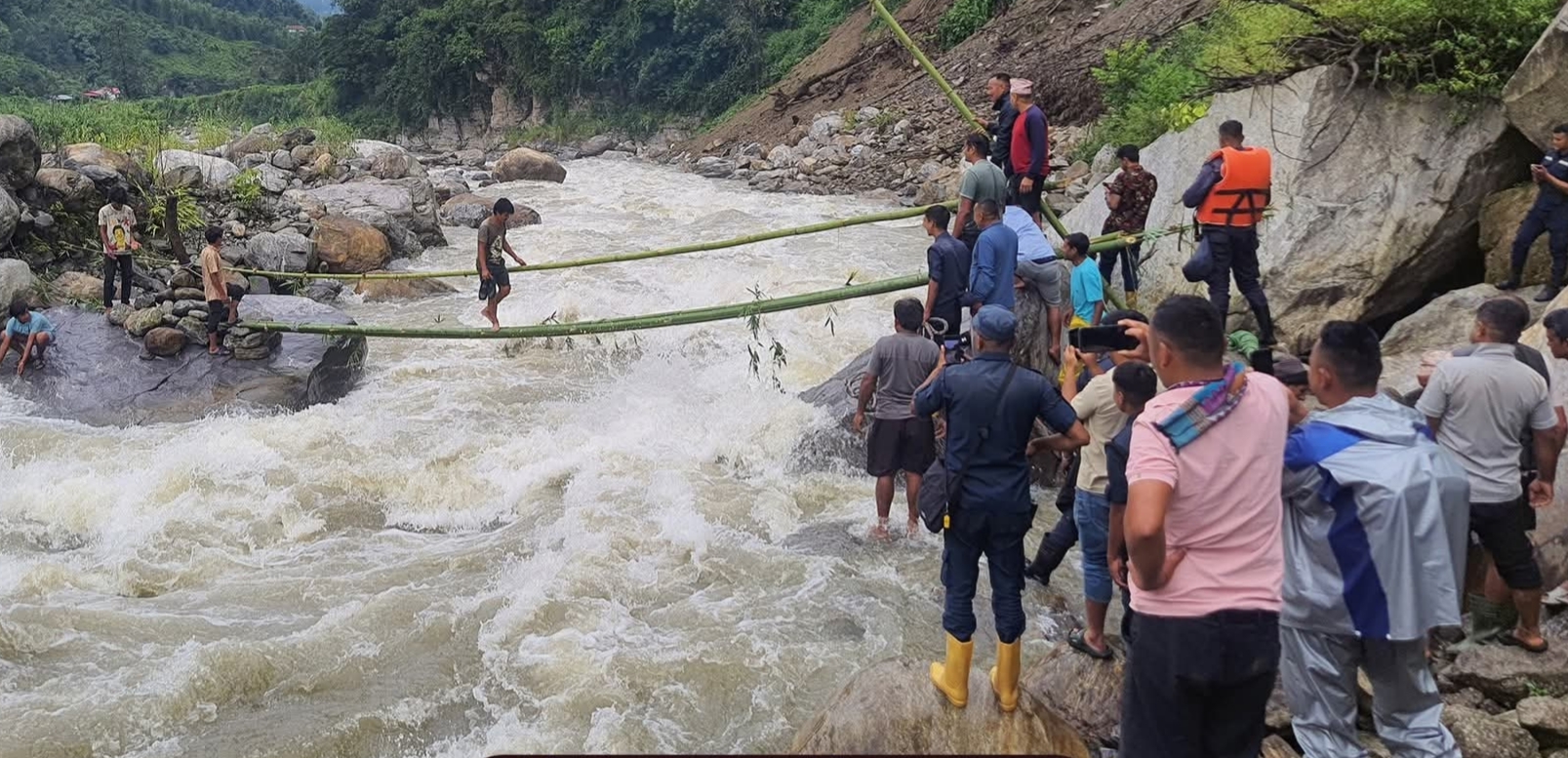 रातभर बाढीमा फसेका चार जनाको बिहान सकुशल उद्धार