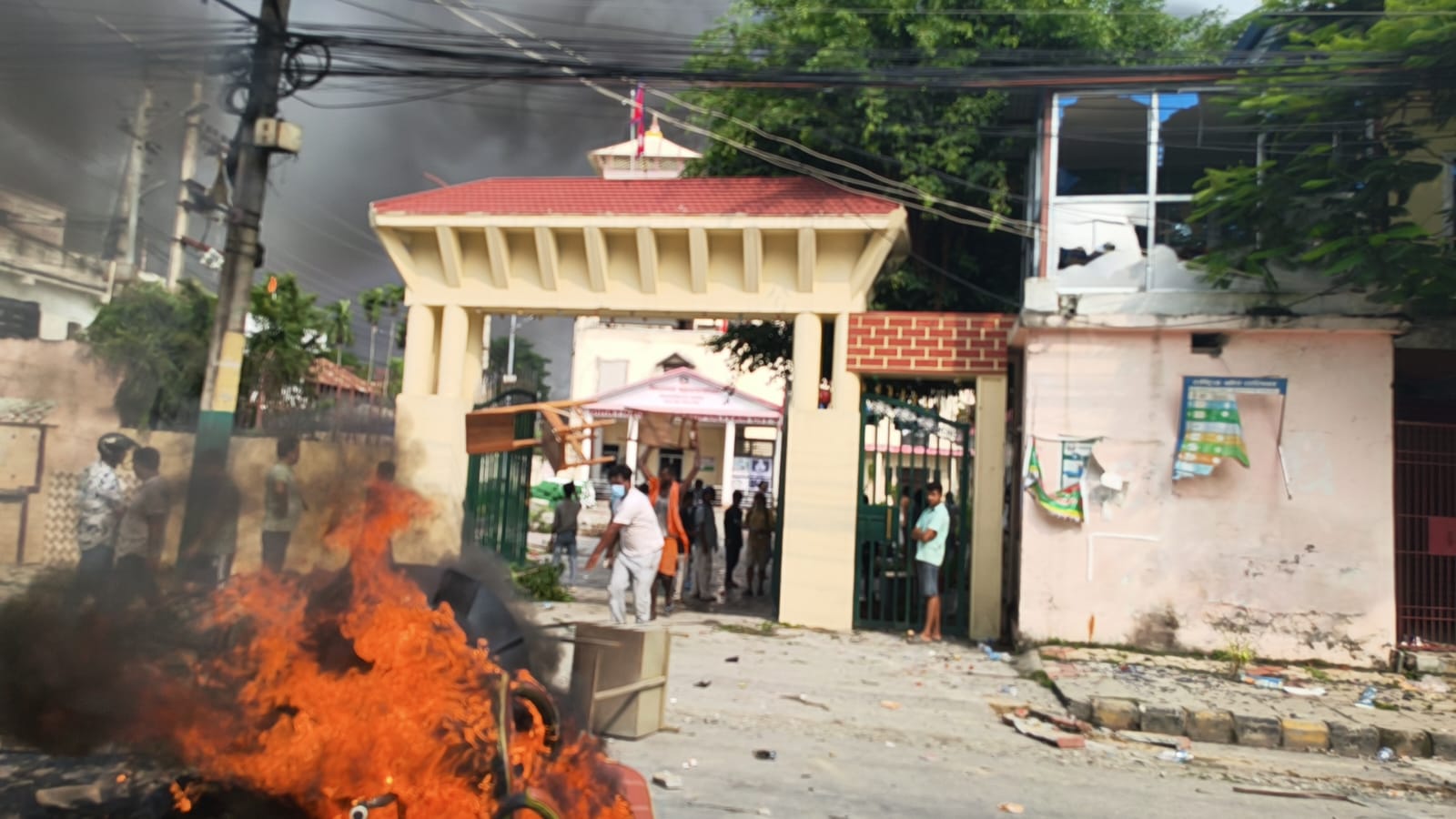 प्रदर्शनकारीले जलाए विराटनगर महानगरपालिका कार्यालय