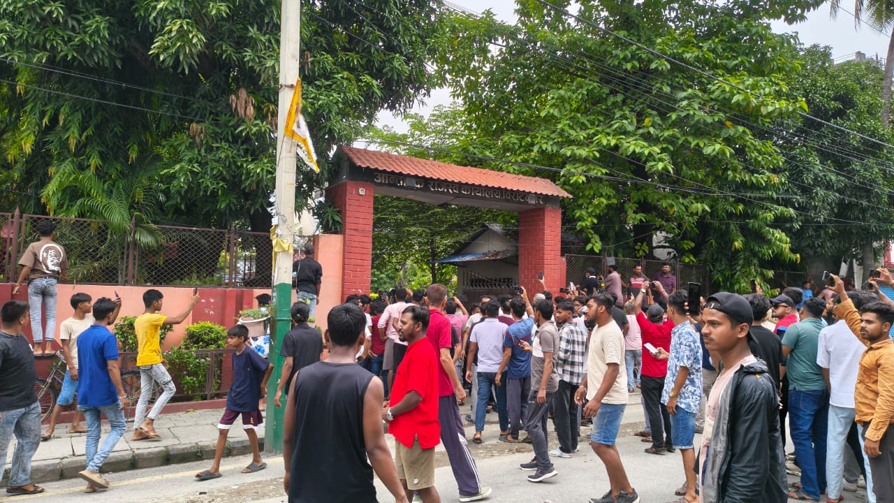 विराटनगरको आन्तरिक राजश्व कार्यालयमा तोडफोड
