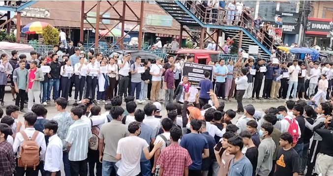 दमकमा जेनजी आन्दोलन उग्र,  हवाई फायर र ढुंगामुढामा केही घाइते