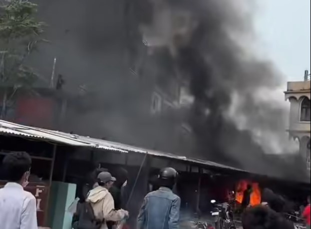 प्रधानमन्त्री ओलीको दमकस्थित निवासमा ढुंगामुढा, प्रहरीले खोल्यो दुई राउन्ड हवाई फायर