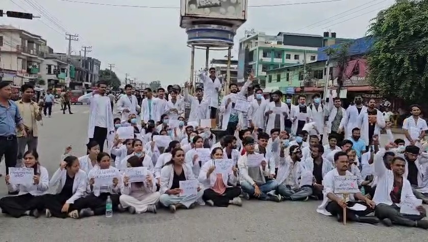 जेनजी आन्दोलनलाई समर्थन गर्दै विराटनगरमा चिकित्सकहरूको धर्ना