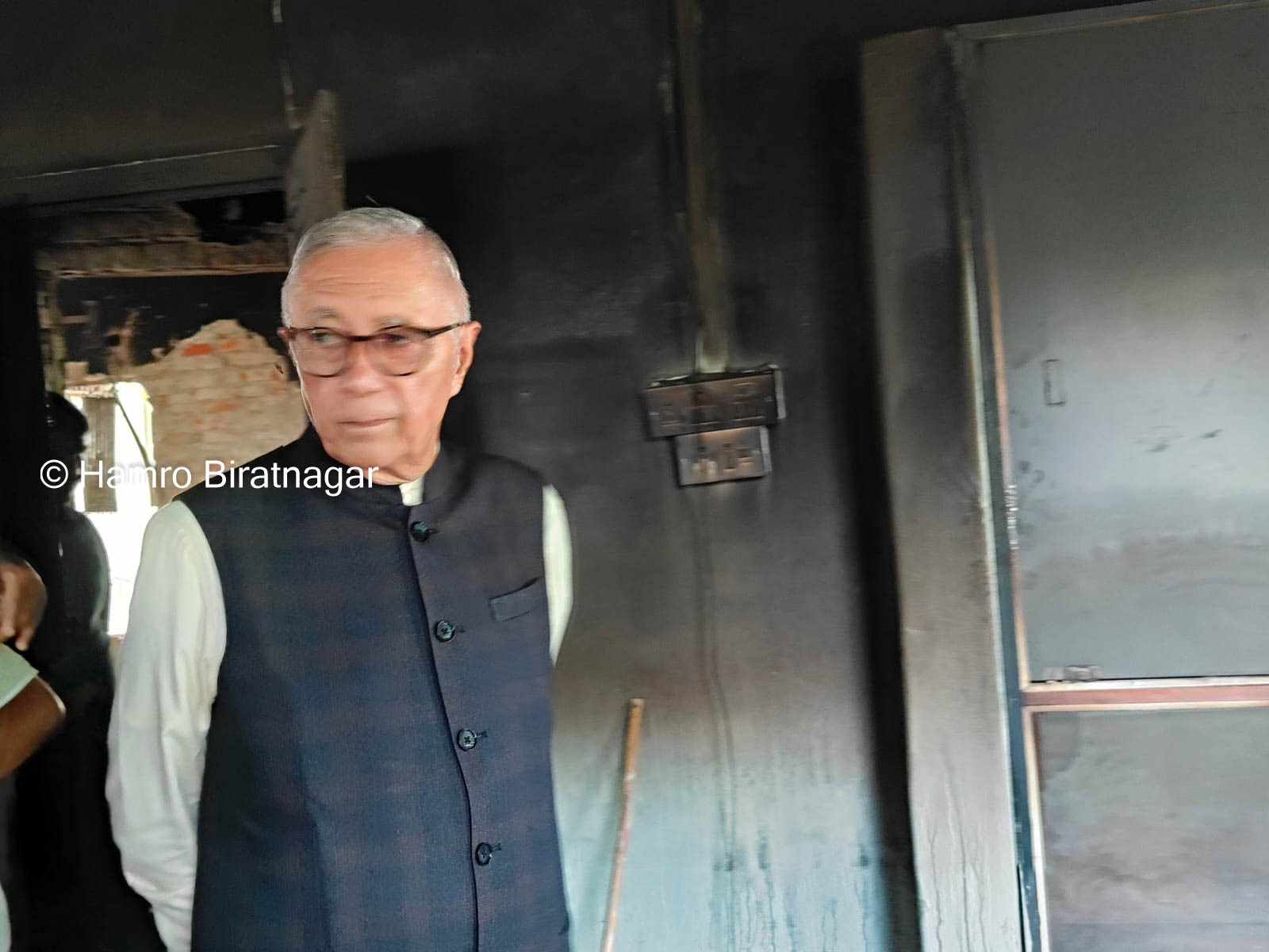 अब कहाँ बस्नुहुन्छ डाक्टर साब ! कि डेरा लिने ? शेखरले भने- अहिले त साथीभाइ वा आफन्तसँग !