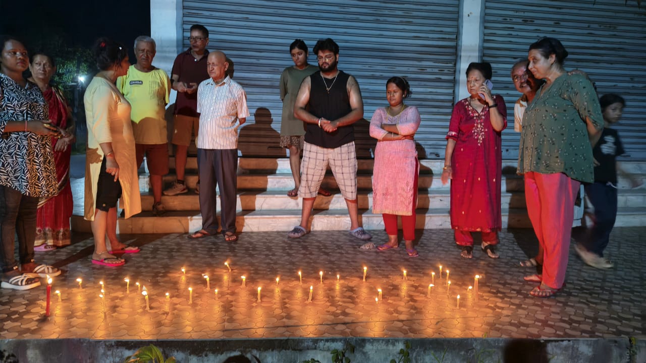 शान्तिको कामना गर्दै विराटनगरमा दीप प्रज्वलन, संयमित हुन अपिल