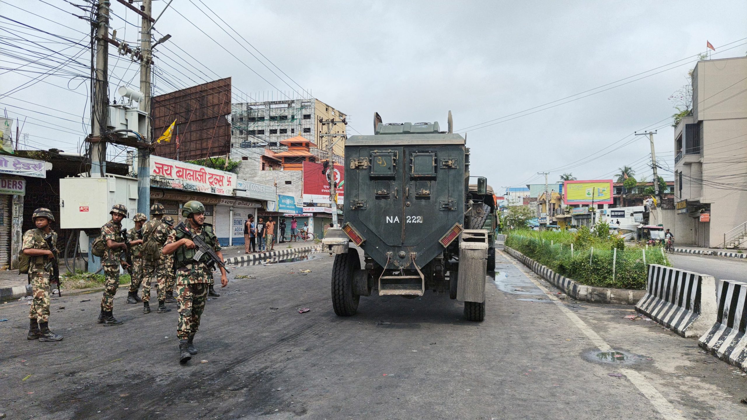 बख्तरबन्द गाडीबाट विराटनगरमा सेनाको गस्ती (फोटो)