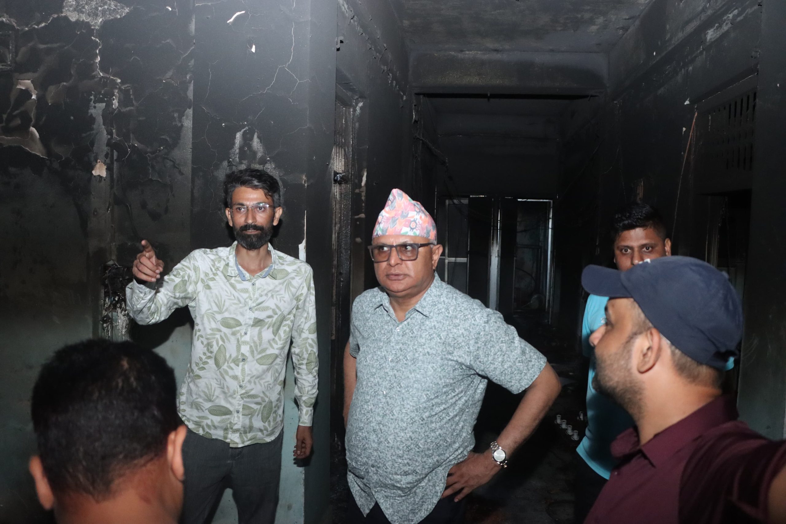 कोशीका मुख्यमन्त्रीद्वारा तोडफोड र आगजनी भएको कार्यालयको स्थलगत निरीक्षण